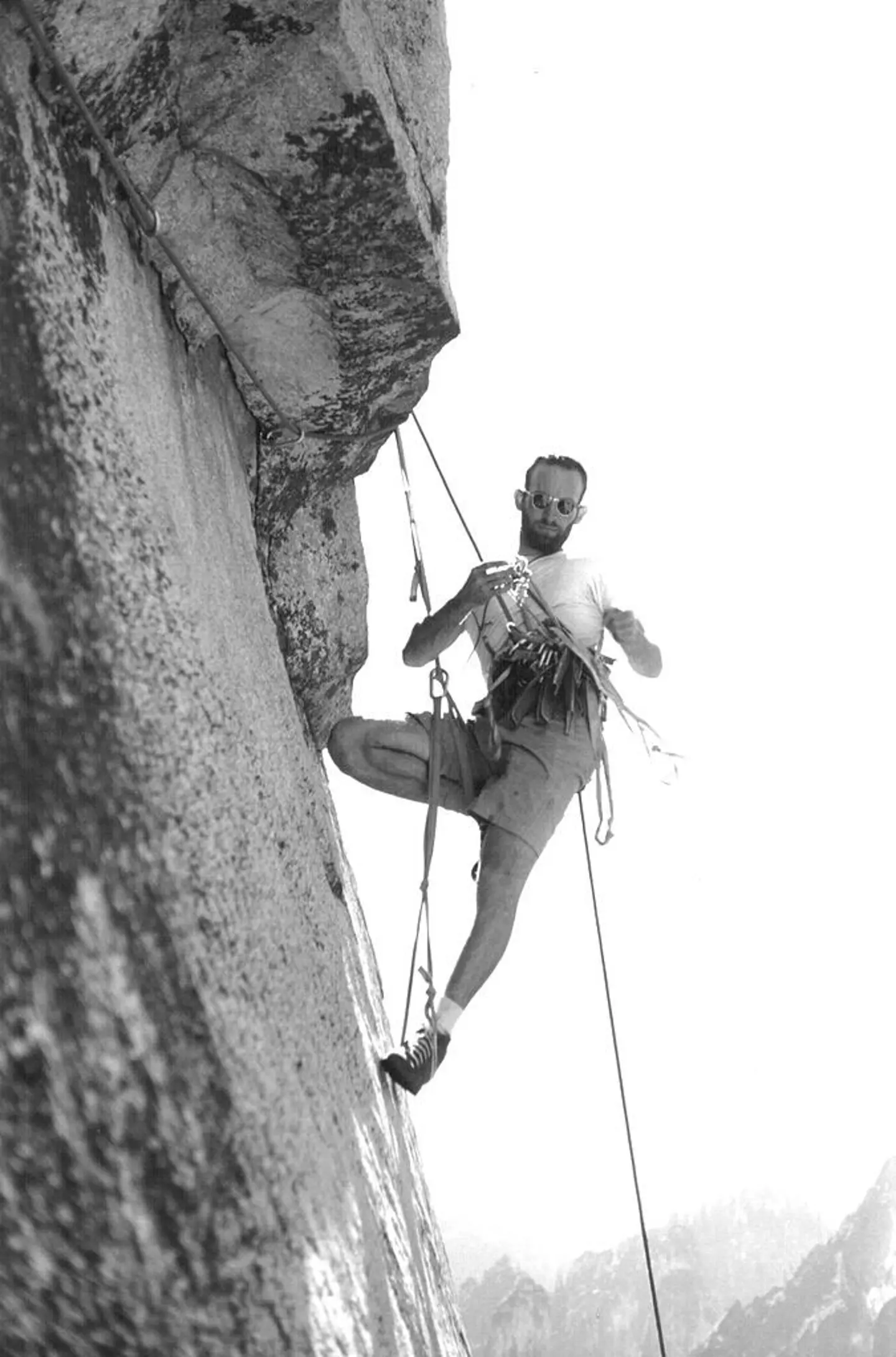 Royal Robbins 攀登酋长岩,安全带上挂满攀登工具